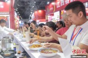 梦见迁坟“嗦粉”经济火热 中国多地“食力”出圈